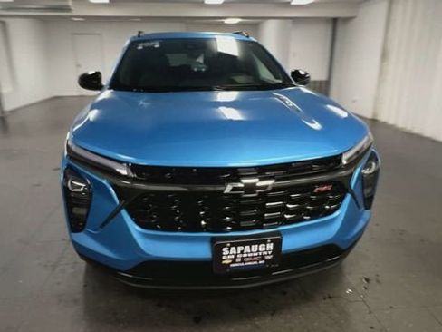 Certified 2025 Chevrolet Trax RS w/ Sunroof Package FWD image 3