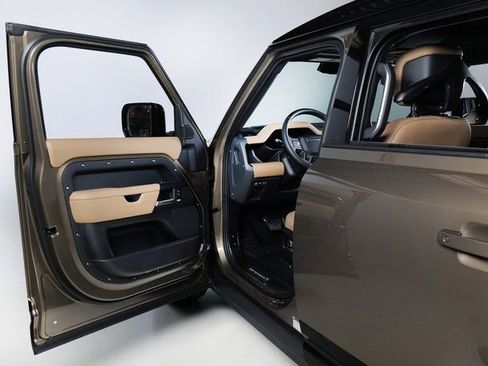 New 2026 Land Rover Defender 130 X-Dynamic SE image 24