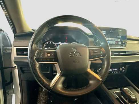 Used 2024 Mitsubishi Outlander SE AWD/4WD image 11