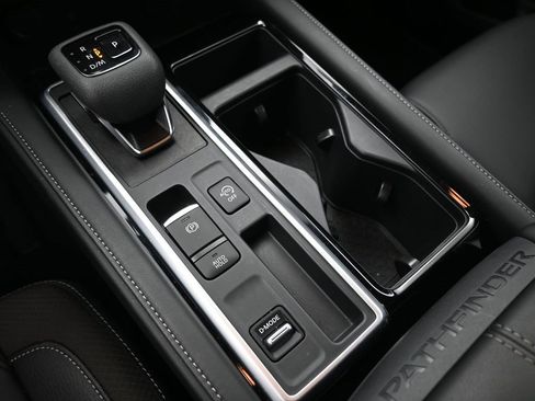 Used 2025 Nissan Pathfinder SL image 31