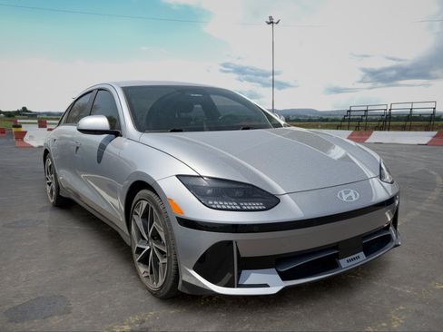 Used 2023 Hyundai Ioniq 6 SEL RWD image 2