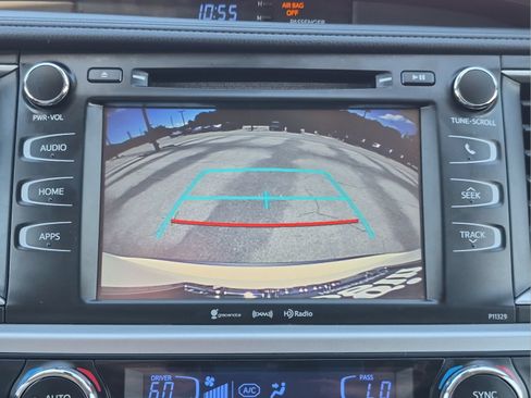Used 2018 Toyota Highlander Plus FWD image 25