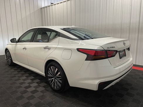 Used 2025 Nissan Altima 2.5 SV FWD image 2
