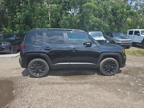 Used 2022 Jeep Renegade Altitude w/ Convenience Group AWD/4WD image 3