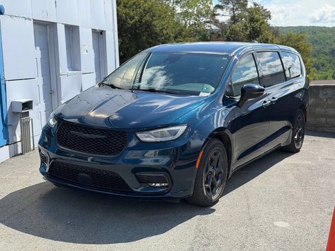 Used 2023 Chrysler Pacifica Touring-L w/ S Appearance Package FWD image 1