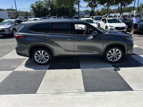 Used 2021 Toyota Highlander Limited AWD/4WD image 3