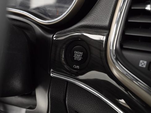 Used 2017 Jeep Grand Cherokee Overland w/ Jeep Active Safety Group image 18