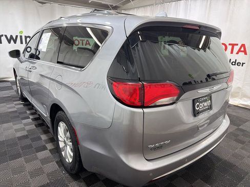 Used 2019 Chrysler Pacifica Touring-L image 4