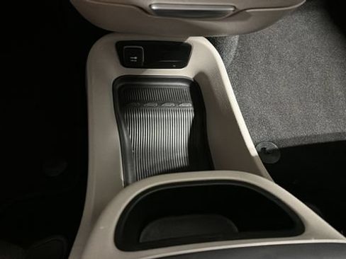 Used 2024 Chrysler Pacifica Touring-L FWD image 18