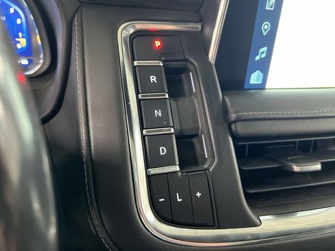Used 2022 Chevrolet Tahoe Z71 w/ Luxury Package AWD/4WD image 18