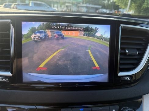 Used 2024 Chrysler Pacifica Touring-L FWD image 16