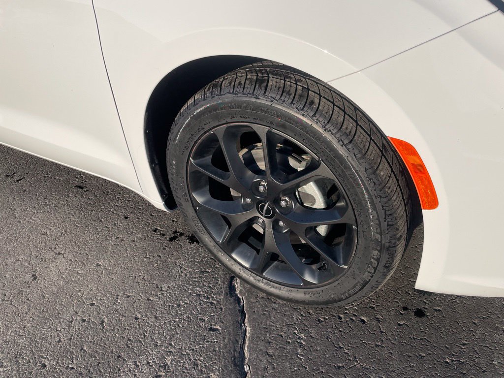 Used 2025 Chrysler Pacifica Limited FWD image 3