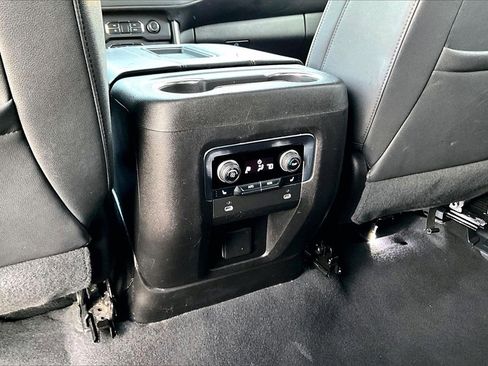 Used 2023 Chevrolet Suburban Premier image 10