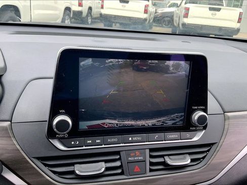 Used 2025 Nissan Altima 2.5 SV image 11