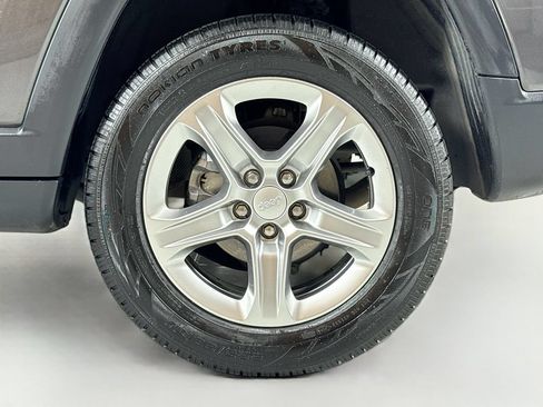 Used 2023 Jeep Compass Latitude w/ Convenience Group AWD/4WD image 9