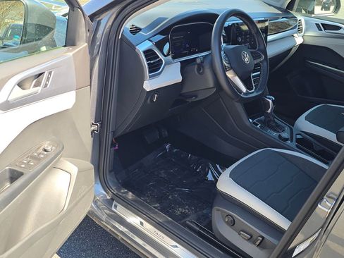 Used 2025 Volkswagen Taos SE image 9