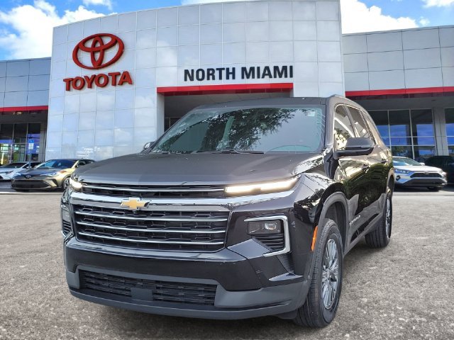 Used 2024 Chevrolet Traverse LT FWD image 2