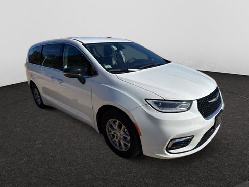 Used 2024 Chrysler Pacifica Touring-L image 1