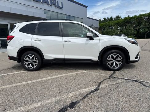 Used 2023 Subaru Forester Premium AWD/4WD image 3