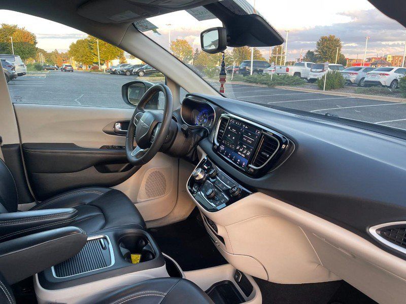 Used 2023 Chrysler Pacifica Touring-L FWD image 2