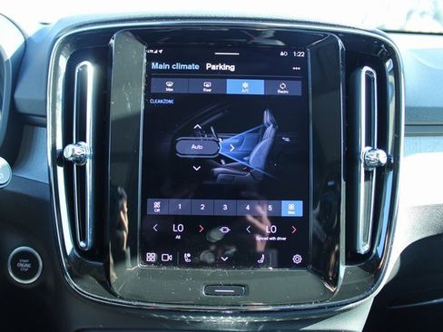 Used 2025 Volvo XC40 B5 Plus image 22