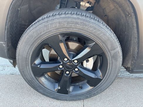 Used 2023 Jeep Grand Cherokee Altitude image 13