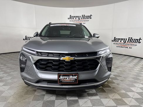 Used 2025 Chevrolet Trax LT w/ LT Convenience Package FWD image 3