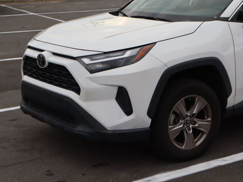 Used 2022 Toyota RAV4 XLE FWD image 6