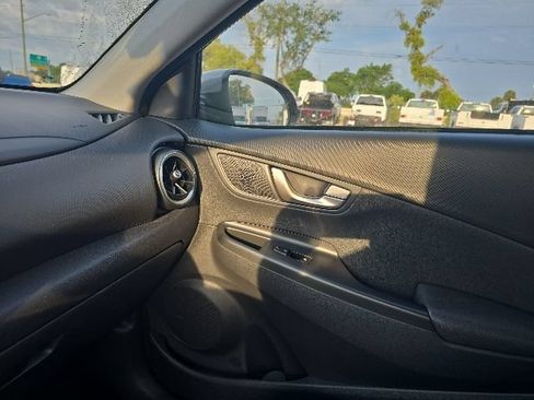 Used 2022 Hyundai Kona Limited w/ Cargo Package FWD image 16