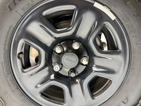 Used 2018 Jeep Wrangler Sport AWD/4WD image 8