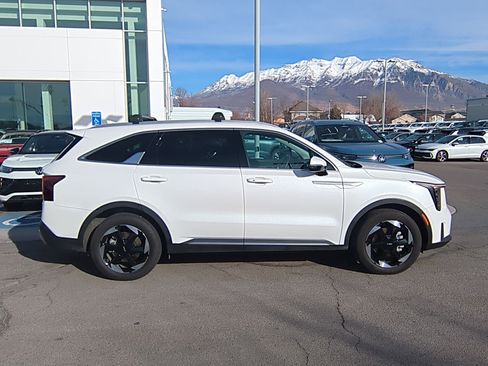 Used 2025 Kia Sorento EX image 2