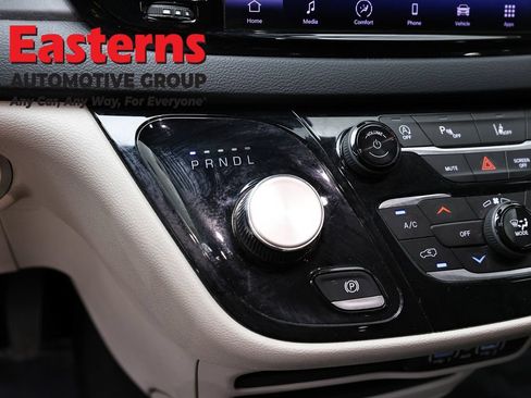 Used 2023 Chrysler Pacifica Touring-L FWD image 13