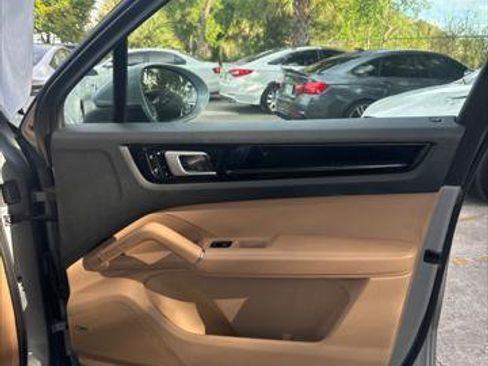 Used 2020 Porsche Cayenne image 19