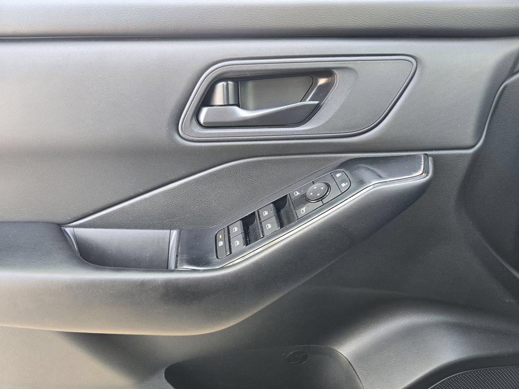 Used 2024 Nissan Rogue S FWD image 18