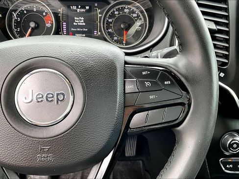 Used 2021 Jeep Cherokee Latitude Plus AWD/4WD image 19