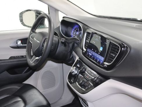 Used 2024 Chrysler Pacifica Touring-L FWD image 28