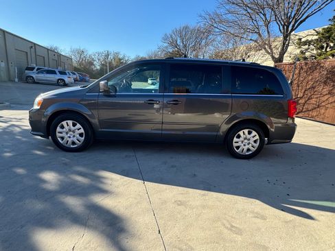 Used 2017 Dodge Grand Caravan SXT image 4
