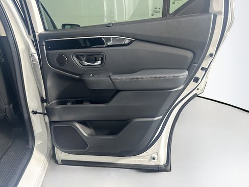 Used 2025 Honda Pilot EX-L image 33