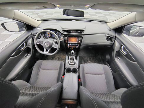 Used 2018 Nissan Rogue SV w/ Premium Package image 2