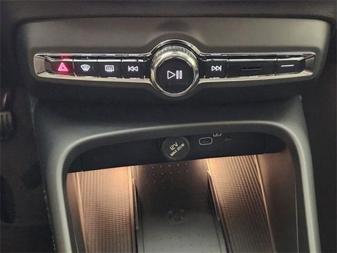 New 2025 Volvo XC40 B5 Core w/ Protection Package Premier image 19