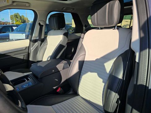 Used 2025 Land Rover Discovery Dynamic SE image 22