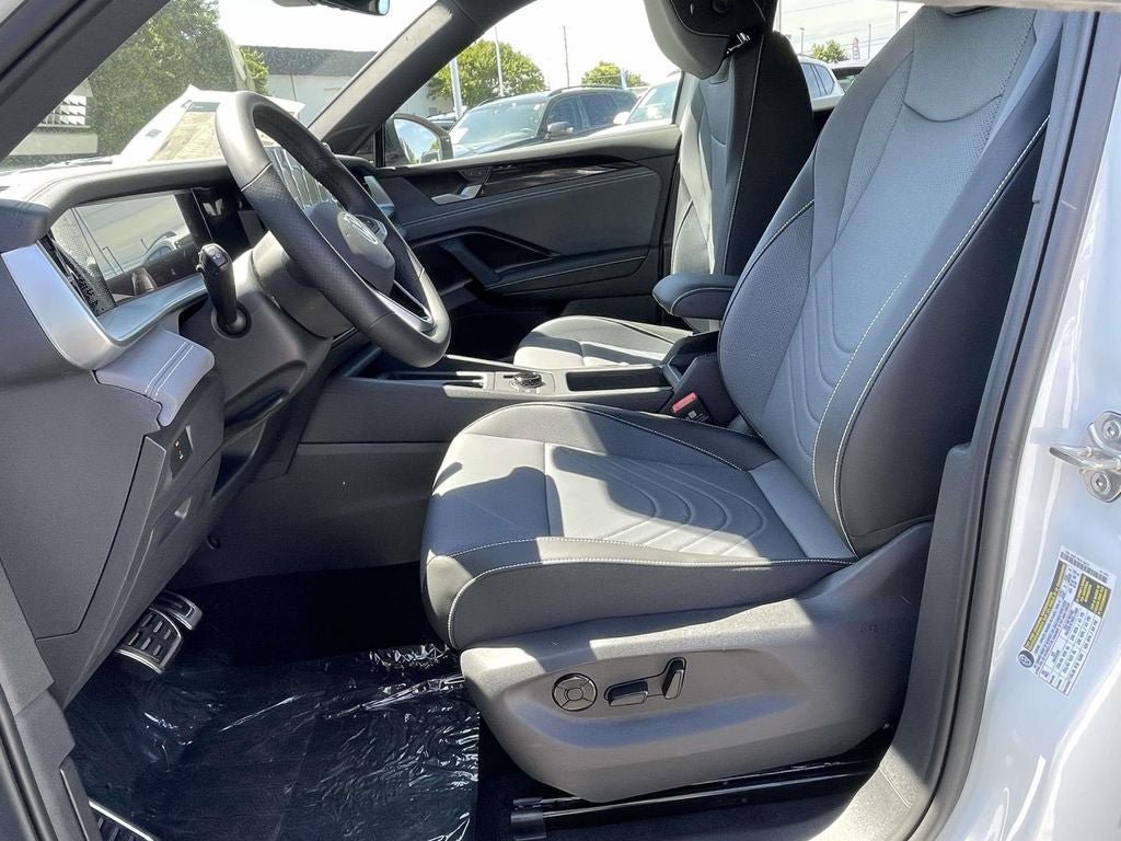 New 2026 Volkswagen Tiguan SE R-Line FWD image 28