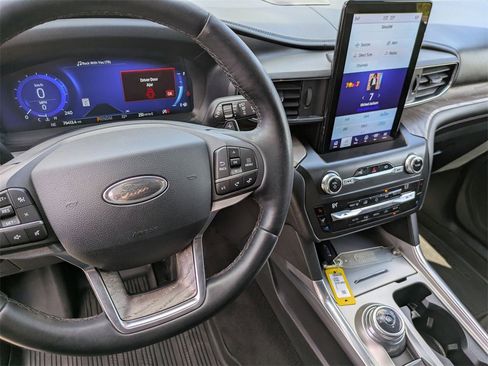 Used 2020 Ford Explorer Platinum w/ Premium Technology Package image 15