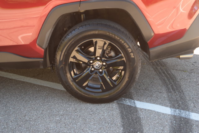 Used 2020 Toyota RAV4 XLE w/ Convenience Package FWD image 28