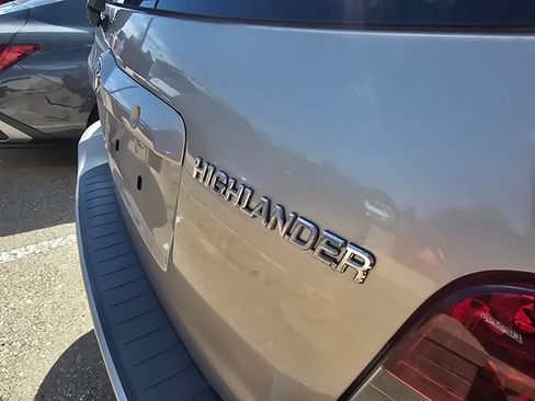 Used 2007 Toyota Highlander 4WD V6 w/ 3rd Row image 21
