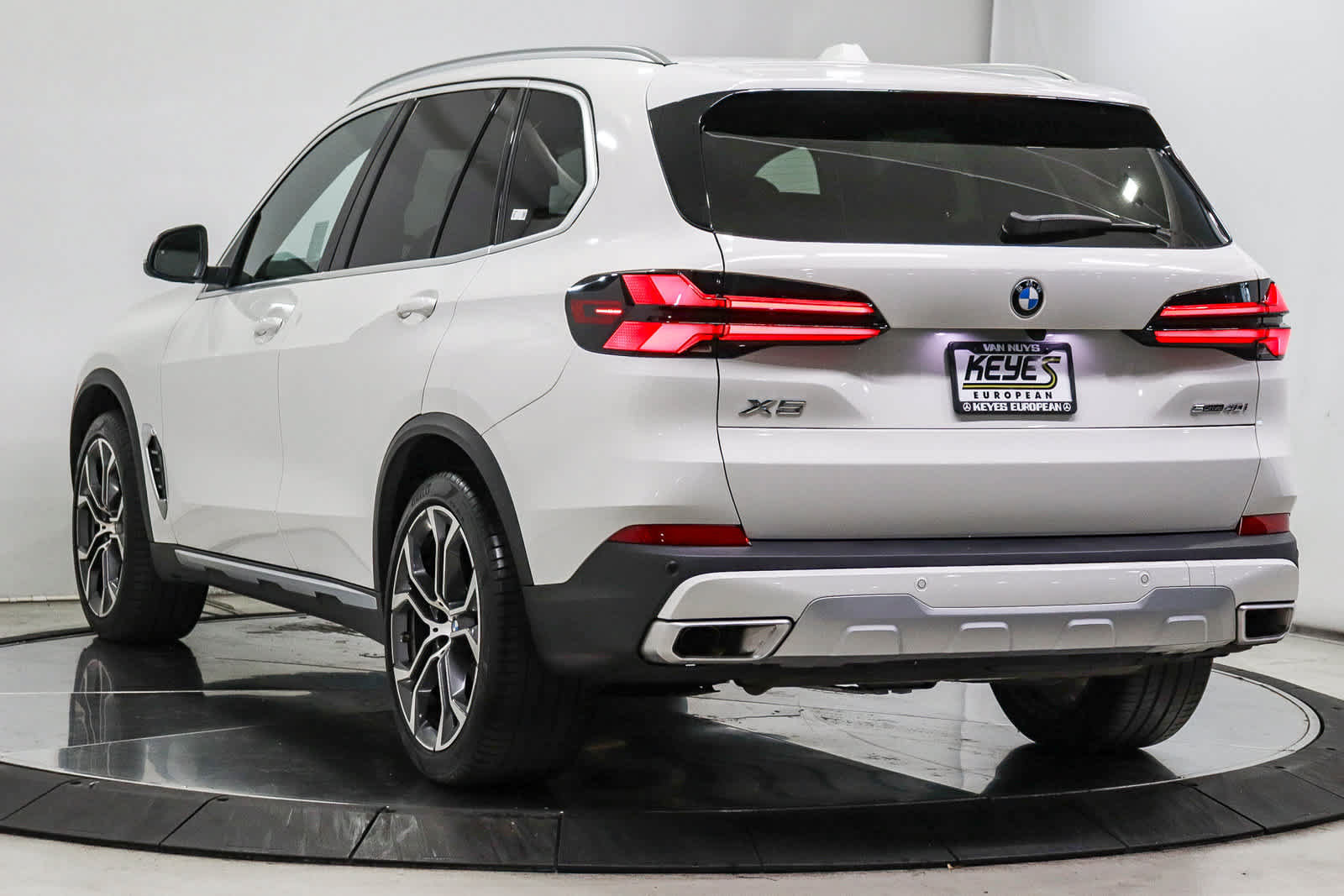 Used 2025 BMW X5 sDrive40i w/ Executive Package RWD image 4