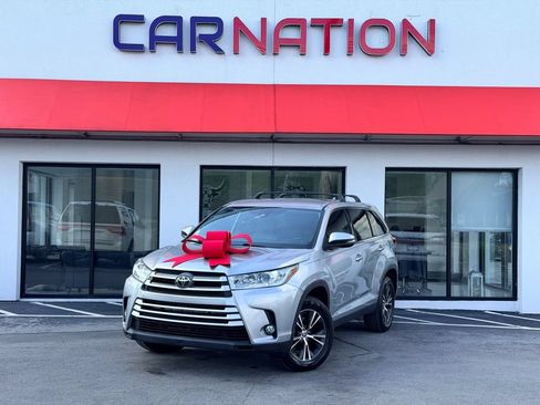 Used 2019 Toyota Highlander Plus FWD image 2