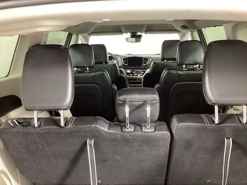 Used 2024 Chrysler Pacifica Touring-L FWD image 15