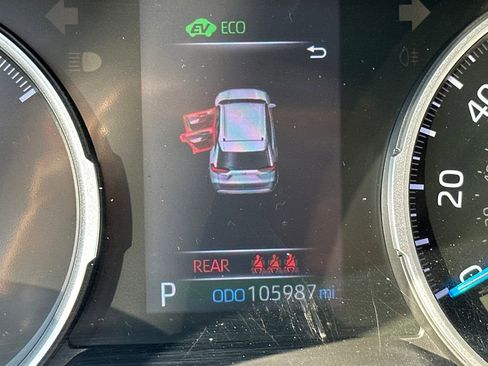 Used 2021 Toyota RAV4 LE image 18