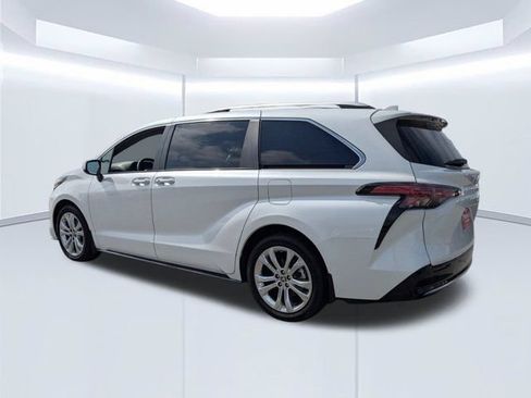 Used 2024 Toyota Sienna Platinum FWD image 8